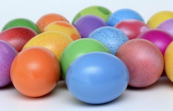 Ägg som är målade i olika pastellfärger