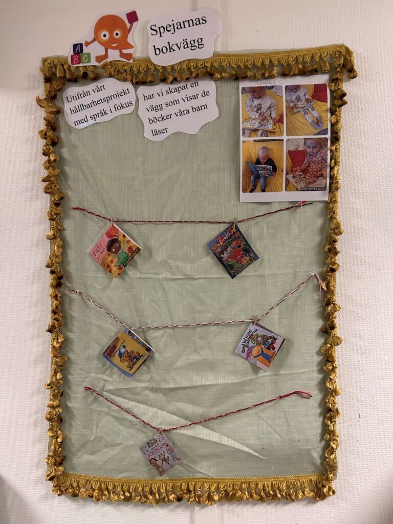 På Dibber Bråta förskola har varje avdelning en bokvägg som synliggör vikten av högläsning och som presenterar vilka böcker som läses på avdeningen