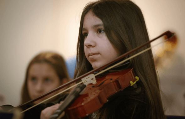 Flicka som spelar fiol