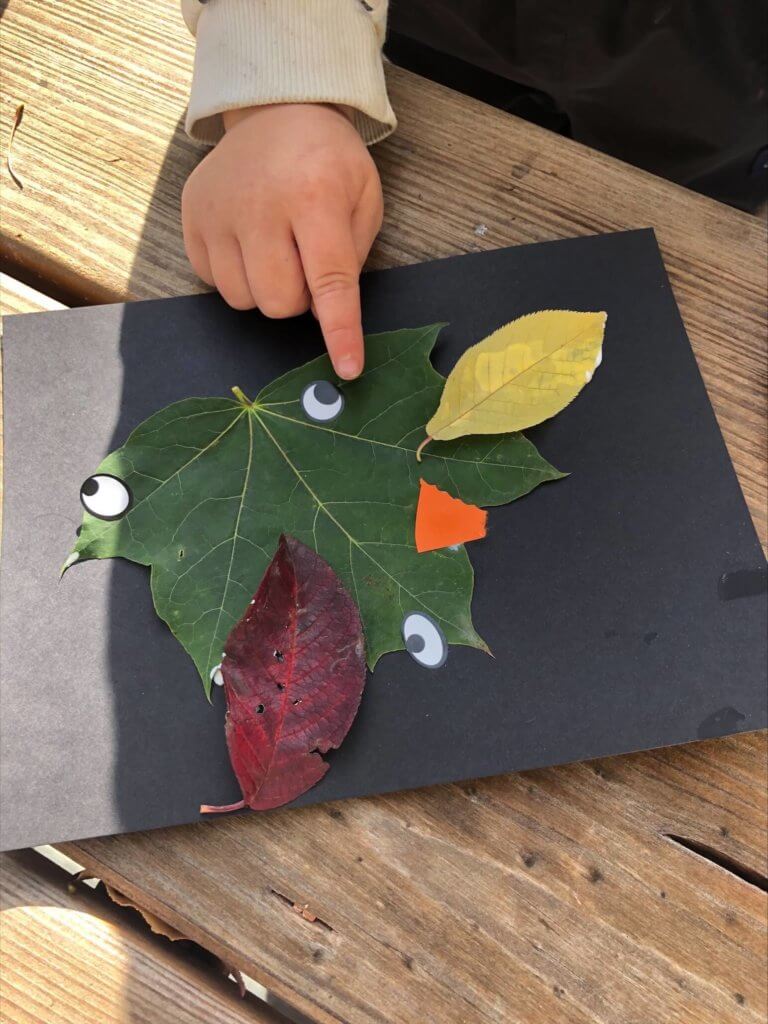 Öppet förskola har klistrat löv på ett papper