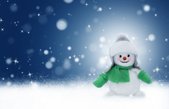 Julbild med snögubbe och snöflingor mot en blå bakgrund